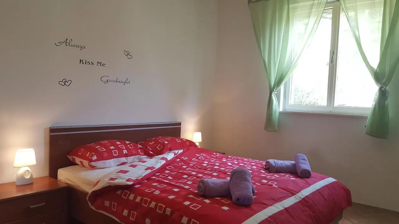 Apartman Ema 4+2 Koromačno 0*,