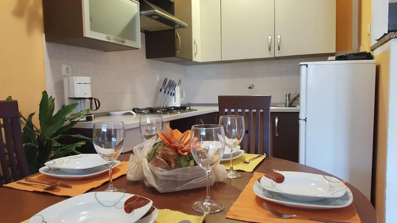 Apartman Ema 4+2 Koromačno 0*,